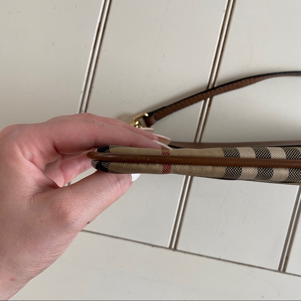 🔥Burberry plaid crossbody🔥
🔥Lowest price.🔥 price is firm: - Picture 7 of 8